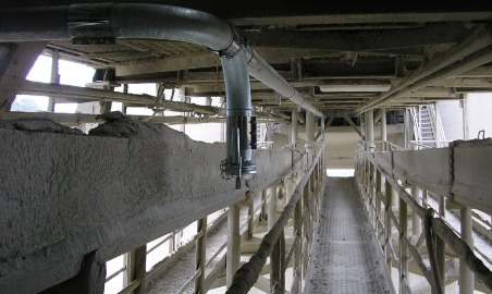 傳送帶上的(de)水(shuǐ)泥堆積